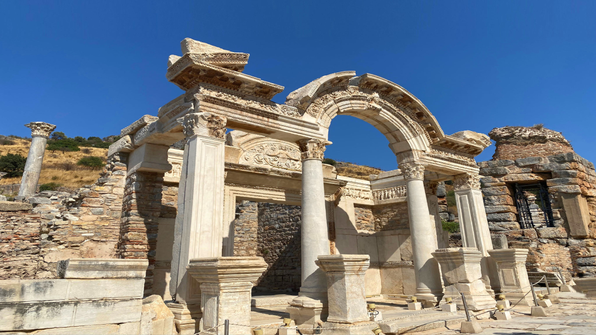Kuşadası’nda Araç Kiralama ile Efes’ten Milli Parklara Uzanan Bir Seyahat Deneyimi