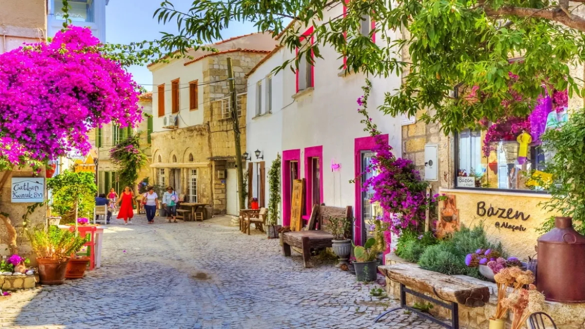 Çeşme’de Araç Kiralama ile Termal Kaynaklar, Plajlar ve Gastronomi Turu
